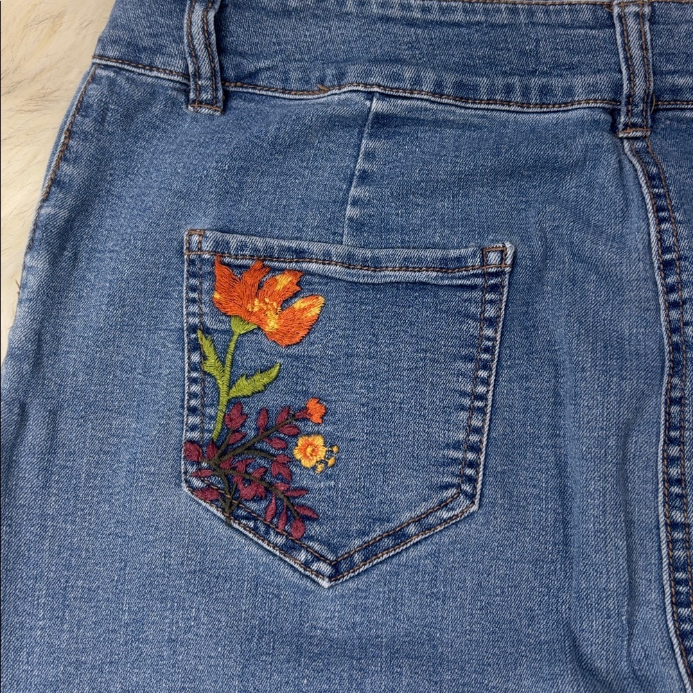 EST . 1946 Denim 
Size 12 
Waist 16 Length 24 
Excellent condition - Picture 4 of 11